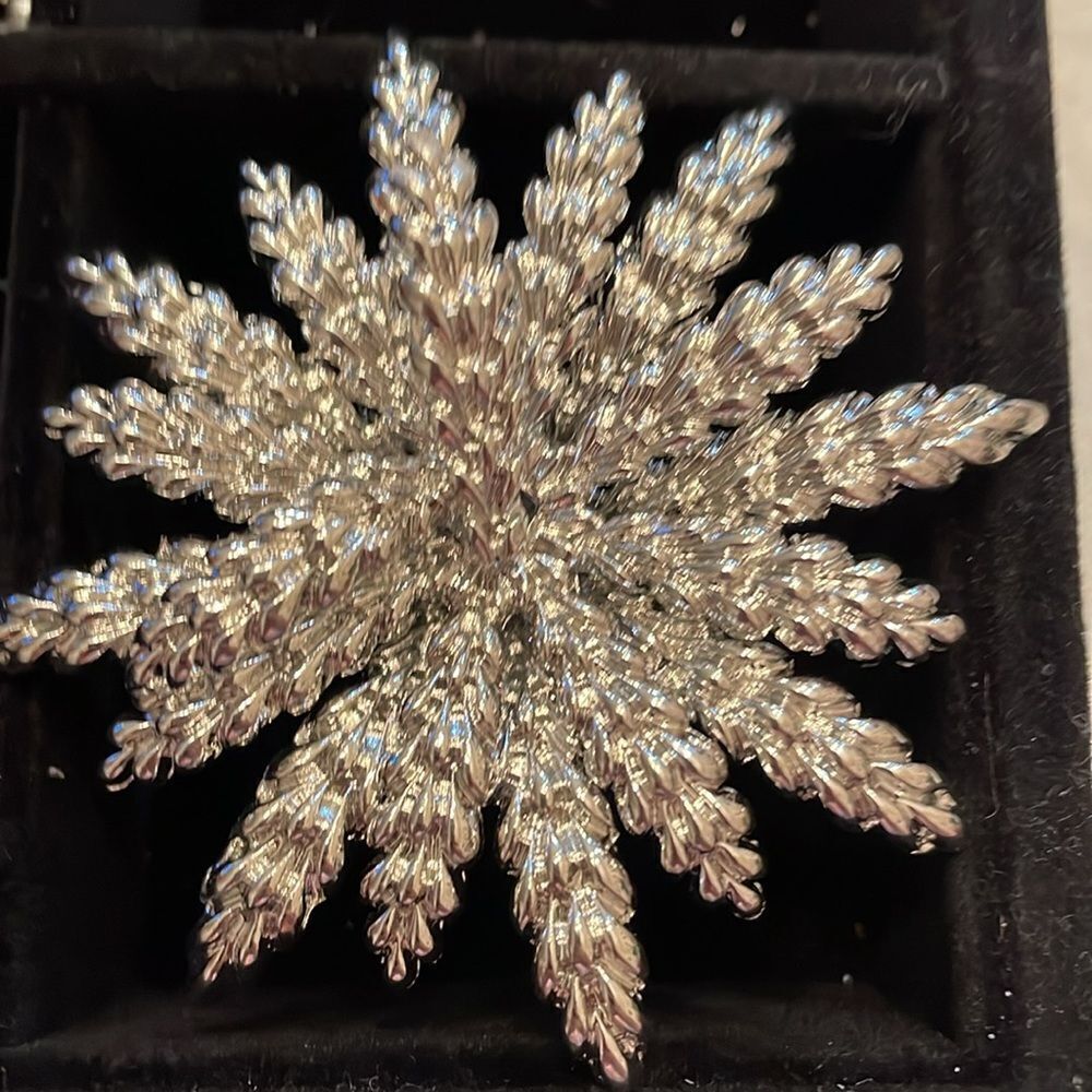 FLORAL SILVERTONE BROOCH